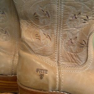 FRYE Austin Flower cut out boots